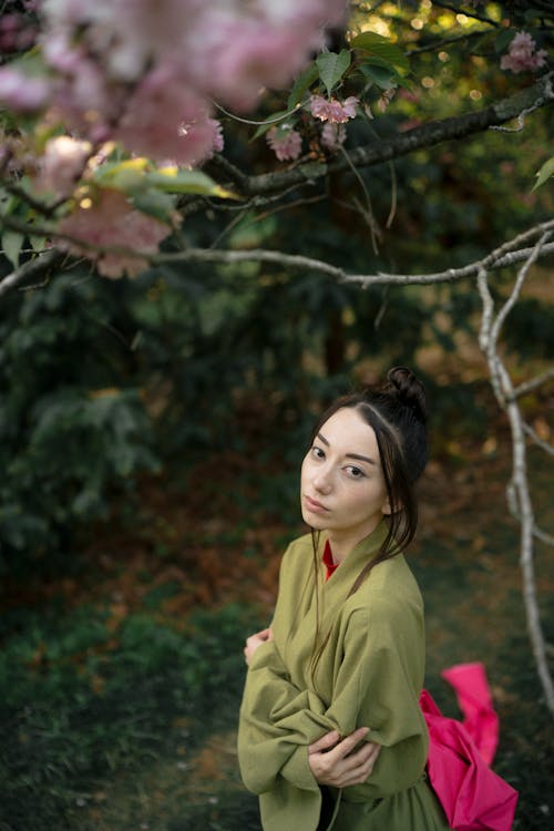 Gratis stockfoto met achtergrond wazig, Aziatische vrouw, bloeiende boom