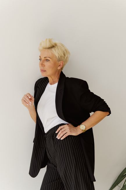 Pinstripe blazer over a white tee, turns an ordinary day into something more 🤍
#styleinspo #black #blazer #tshirt