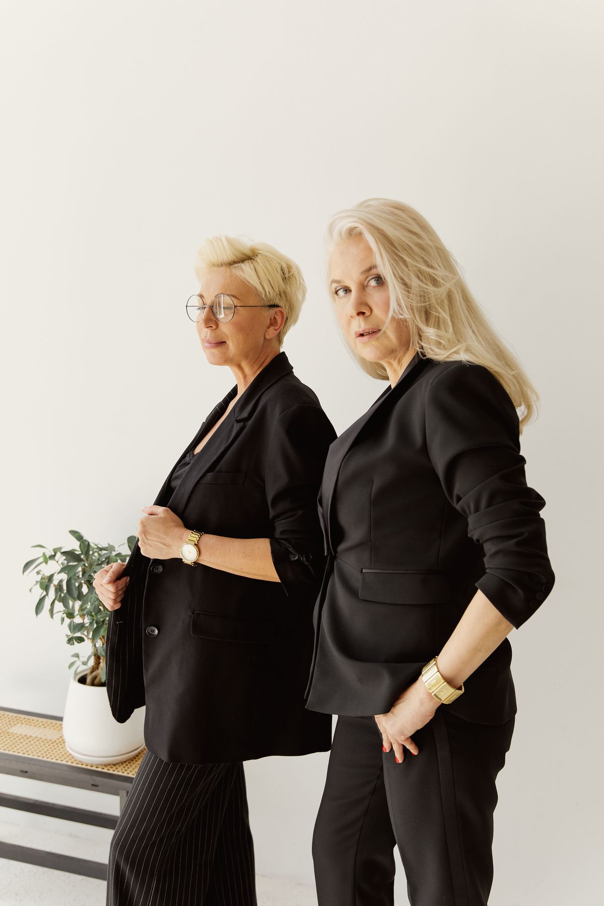Une mère et sa fille adulte, côte à côte