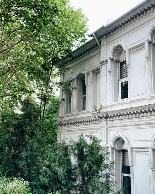 Free A beautiful historic building facade in Eyüpsultan, İstanbul surrounded by lush greenery. Stock Photo