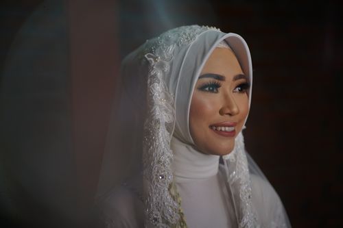 Free Portrait of a beautiful Indonesian bride wearing an elegant hijab and wedding dress. Stock Photo