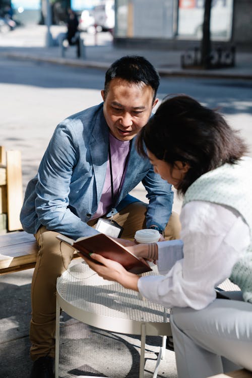 Kostenloses Stock Foto zu asiatische frau, asiatischer mann, diskussion