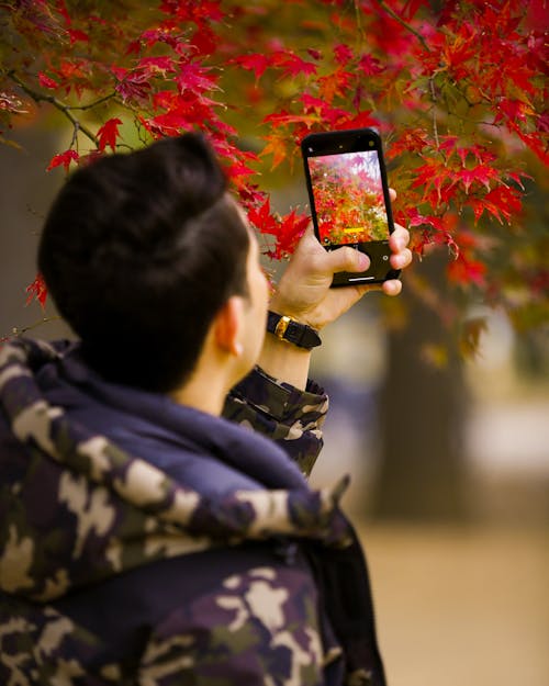 adam, akıllı telefon, dikey atış içeren Ücretsiz stok fotoğraf