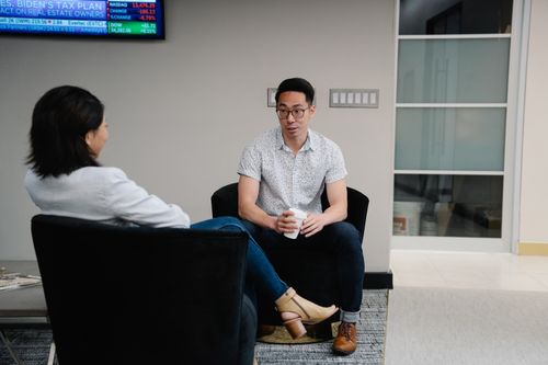 Free Two colleagues engage in a casual meeting in a modern indoor office environment. Stock Photo