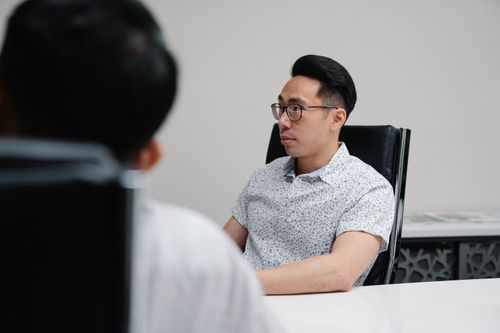 Free A focused businessman in a modern office setting, engaged in a meeting. Stock Photo