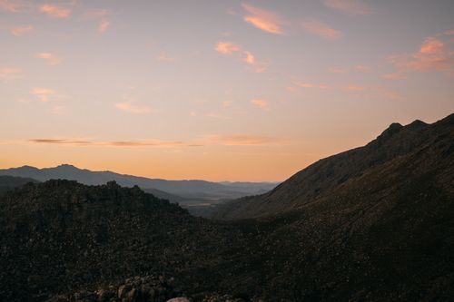 Free A peaceful mountain landscape with a clear sky at twilight, offering stunning natural scenery. Stock Photo