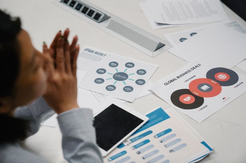 Veri analizi ve stratejik düşünmeyi temsil eden, Ossiba'nın UI UX yaklaşımını vurgulayan soyut bir görsel