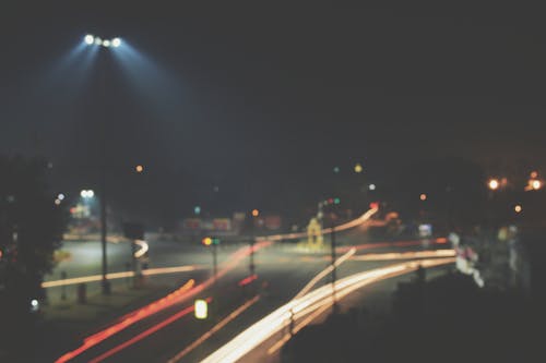 бесплатная Timelapse фотография проезжей части с автомобилем в ночное время Стоковое фото