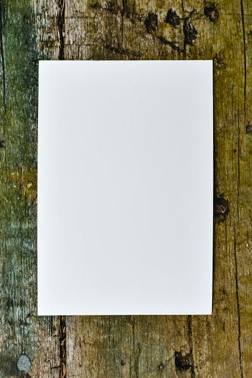 White Paper on the Floor · Free Stock Photo