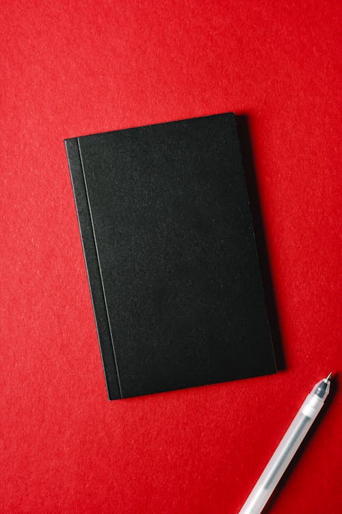 Fotobanka s bezplatnými fotkami na tému červené pozadie, čierny notebook, maketa