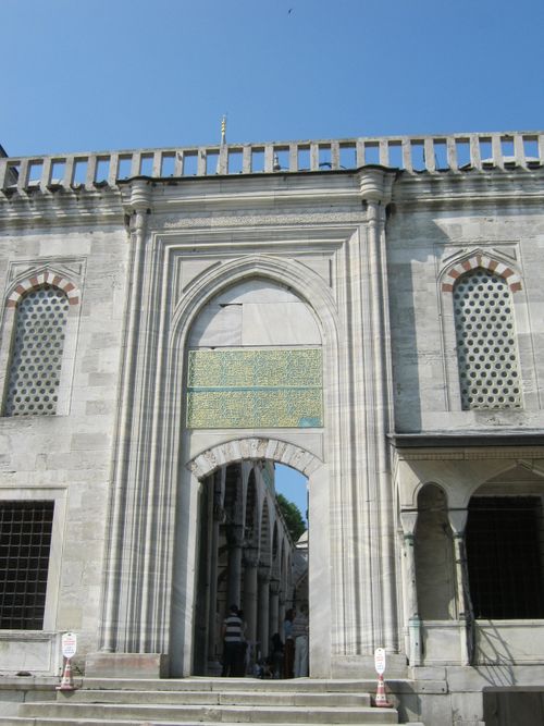 Free Detailed view of a mosque entrance in Istanbul, showcasing historic architecture under a clear blue sky. Stock Photo