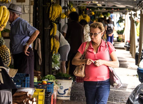 Mujer Vistiendo Polo Rosa