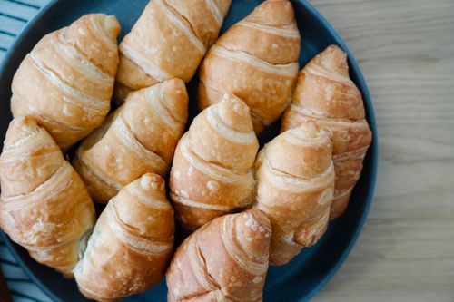 Free Close-up of buttery croissants on a plate, perfect for breakfast. Stock Photo