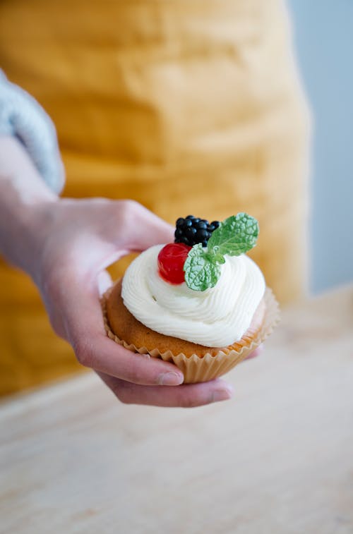 Close Up Shot Van Een Persoon Die Een Heerlijke Cupcake Vasthoudt