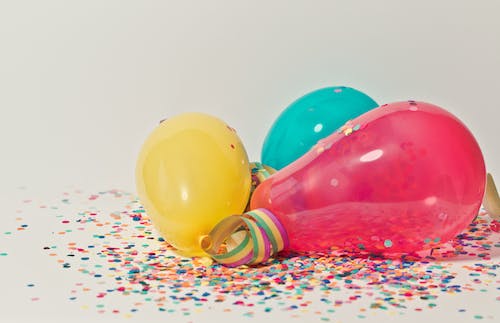 Gratis Balon Warna Warni Dengan Confetti Foto Stok