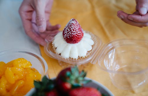 Kostenloses Stock Foto zu cupcake, dessert, erdbeere
