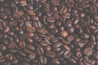 芳香烘焙咖啡豆的宏观特写镜头，清晰展现了其丰富的纹理与色彩