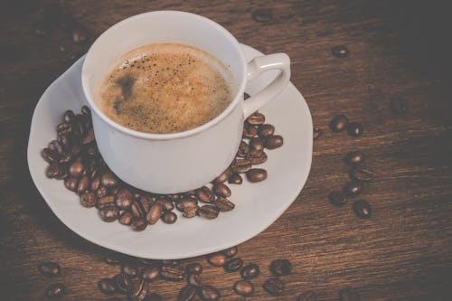 Eine Tasse Kaffee Auf Braunem Holztisch Mit Kaffeesamen