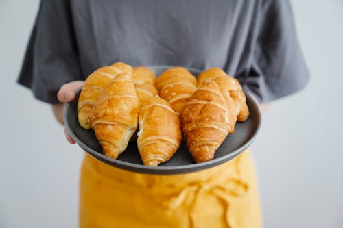 Ilmainen kuvapankkikuva tunnisteilla croissant, lautanen, leipä Kuvapankkikuva