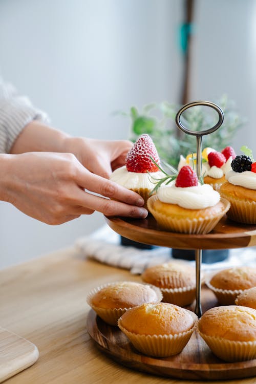 Gratis lagerfoto af bage, bakke, cupkakes