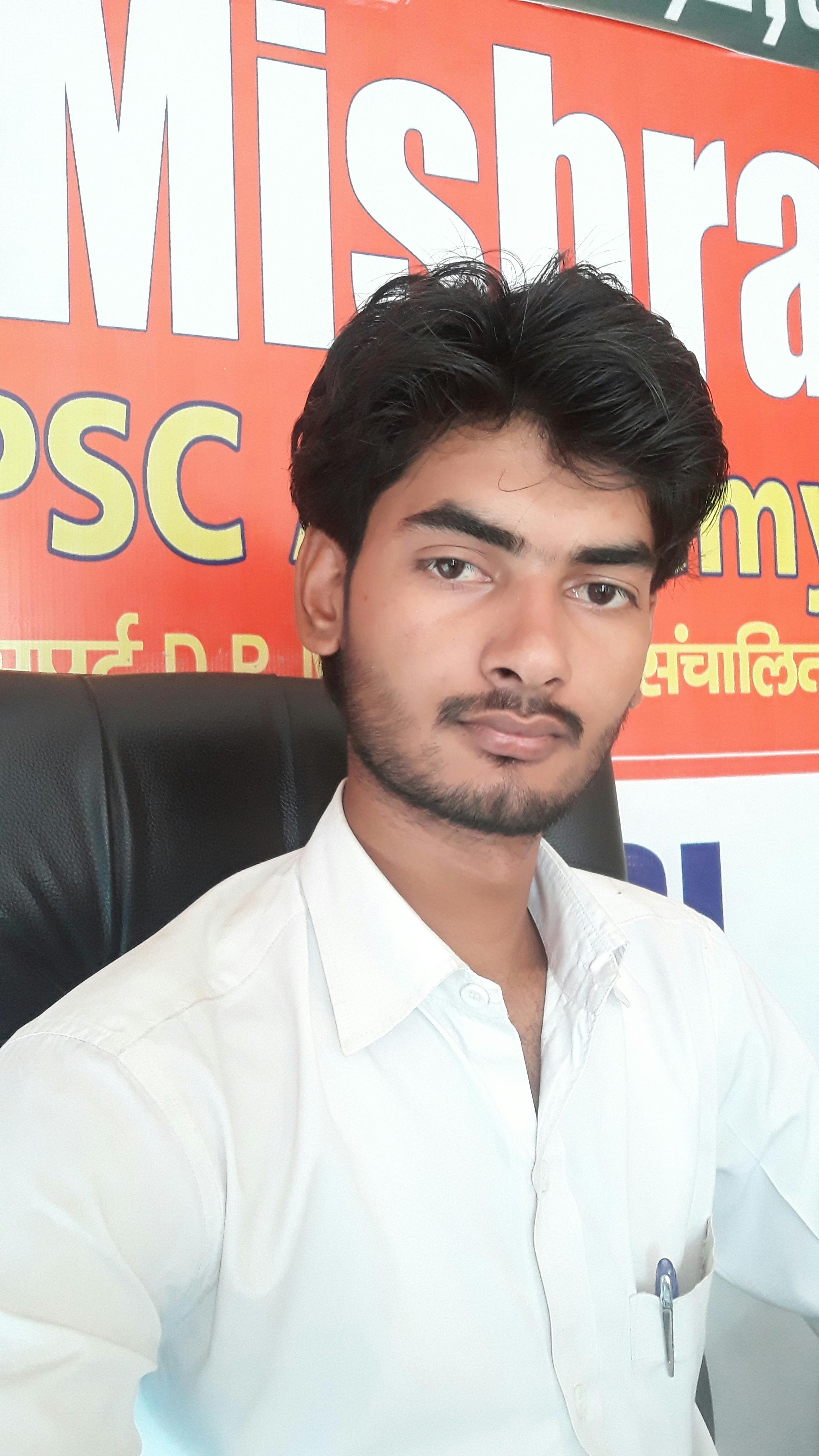 A Get Movers team member builds a custom wooden crate for a fragile marble tabletop for a long distance move.