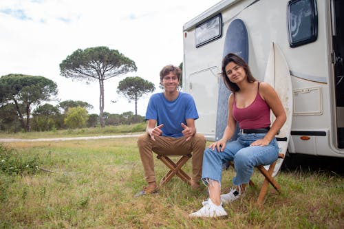 Gratis stockfoto met camperbusje, glimlachen, gras