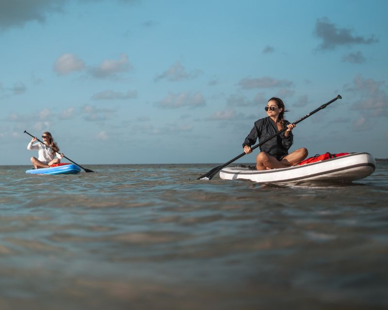 Dos personas haciendo paddle surf en aguas tranquilas cerca de Salou