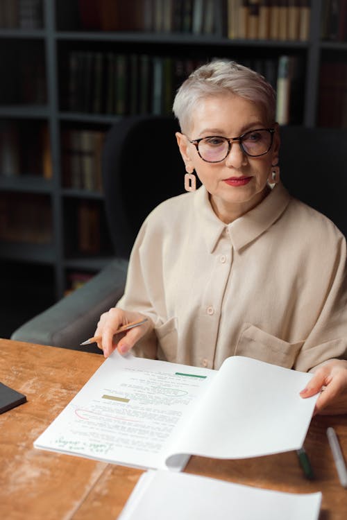 Foto d'estoc gratuïta de a taula, adult gran, ancians