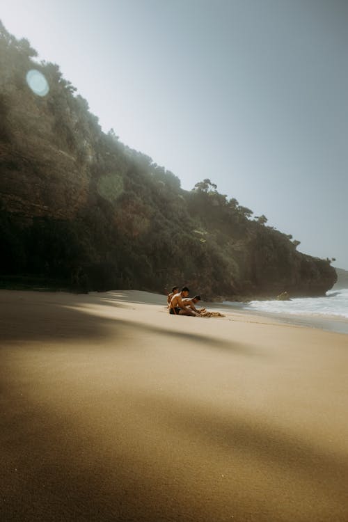 Foto d'estoc gratuïta de a la vora de l'oceà, al costat de la platja, assegut