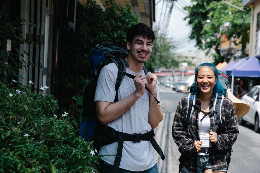 两位背包客在城市街头探索，签证国短途旅行