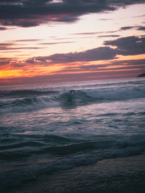 Foto profissional grátis de alvorecer, beira-mar, cair da noite