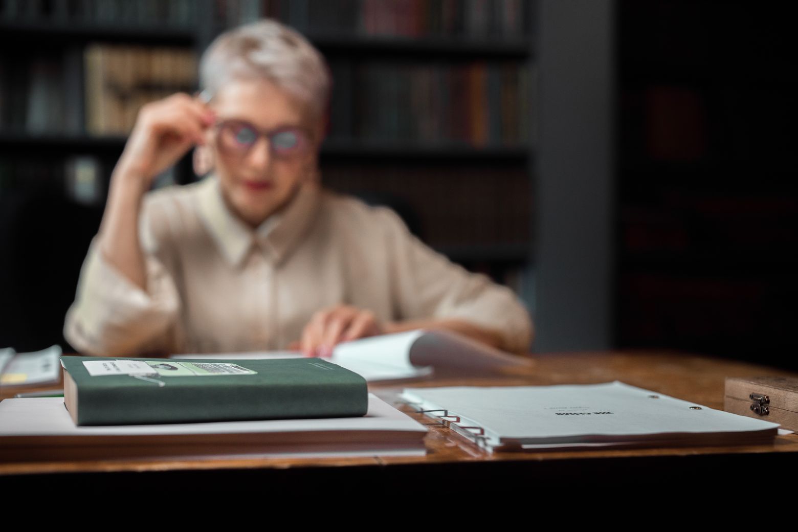 Mujer mayor leyendo en biblioteca