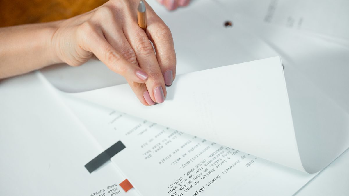 書類をめくる手元
