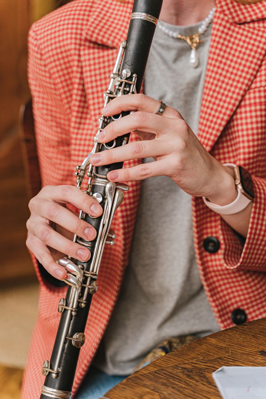 Primer plano de las manos de un músico sobre las llaves de un clarinete
