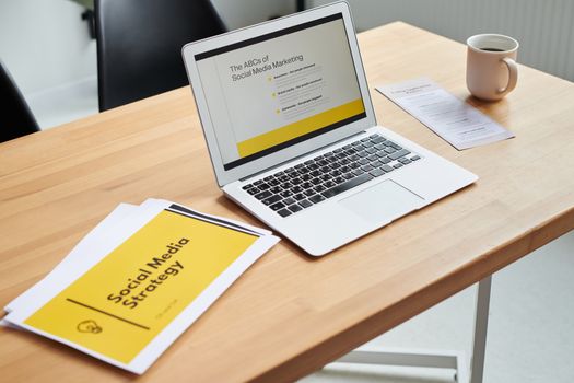 Chiến lược marketing số được hiển thị trên máy tính xách tay trong văn phòng làm việc