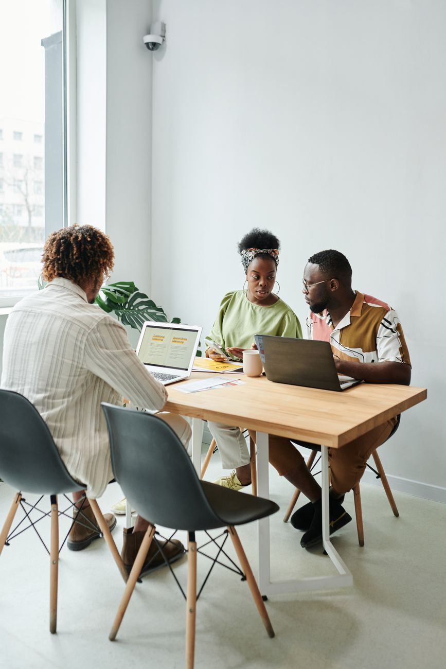 Réunion d’équipe sur le marketing digital dans un bureau moderne