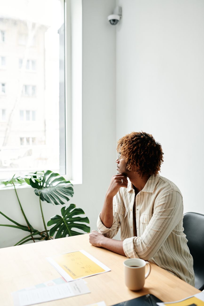 Professionista che guarda fuori dalla finestra in un momento di pausa