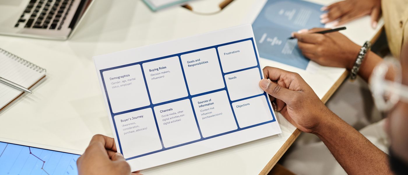 Diagram illustrating cloud migration assessment with data points and a cloud icon, relevant for Azure Migrate assessment guide SMB