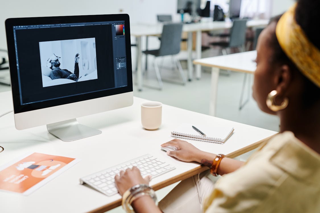 Free A Woman Using a Computer Stock Photo