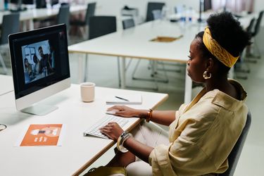 Young American woman using scheduling software