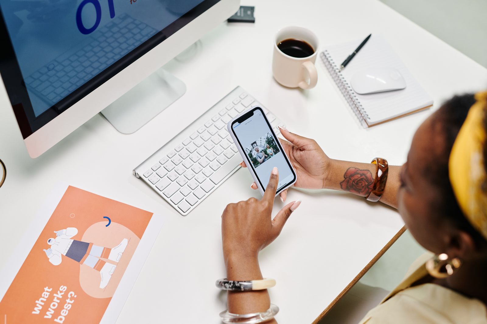 Vrouw werkt met haar smartphone en computer aan haar bureau