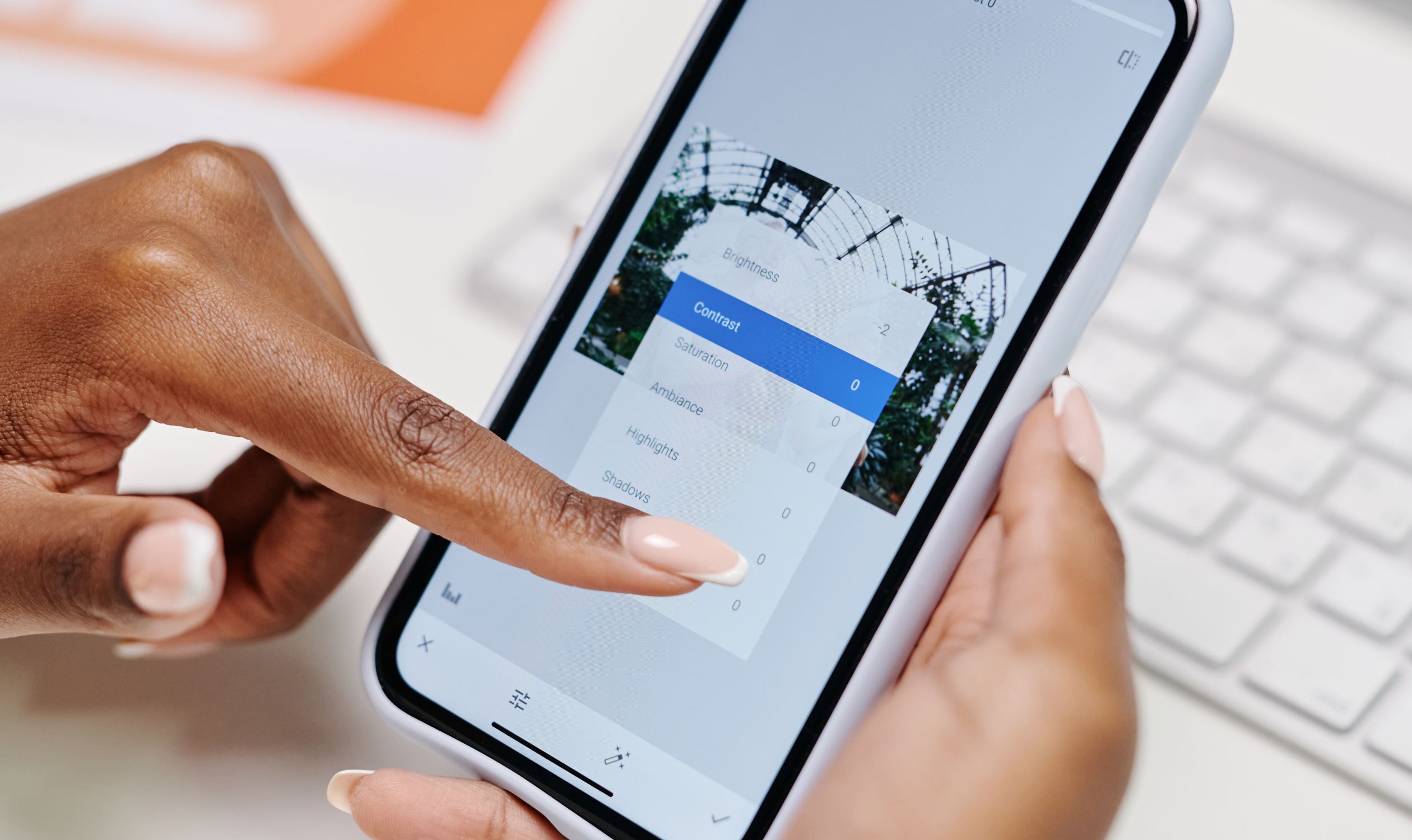 WhatsApp et SMS : transformer les visiteurs de son site en clients (guide TPE 2026) 2 Mains sur un smartphone pour prendre un rendez-vous en ligne avec un artisan de Saint-Nazaire