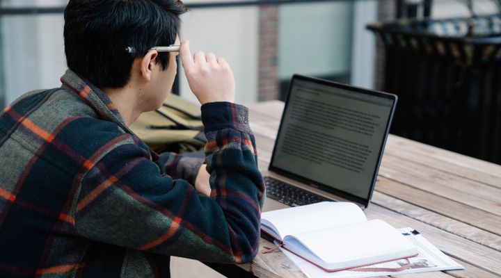 Apprendre une nouvelle compétence avec l'IA en été 2026 : méthodes et réalités