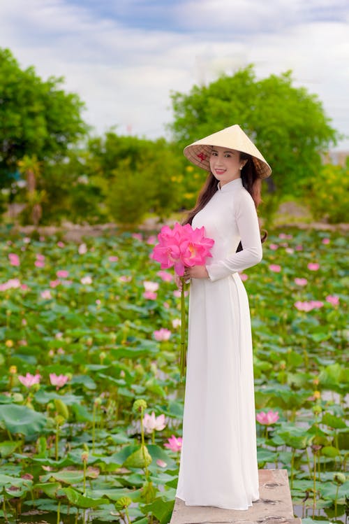 Kostenloses Stock Foto zu ao dai, asiatische frau, blumen