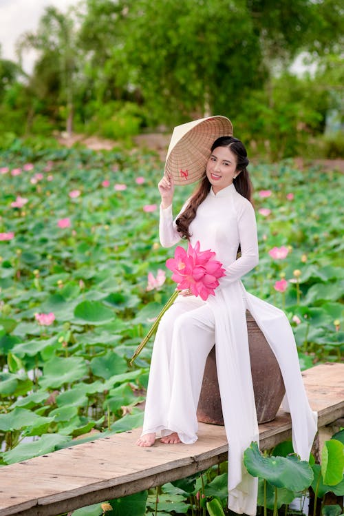 Gratis stockfoto met Aziatische vrouw, bloemen, buiten