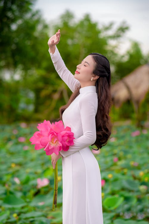 Gratis stockfoto met Aziatische vrouw, bladeren, bloemen