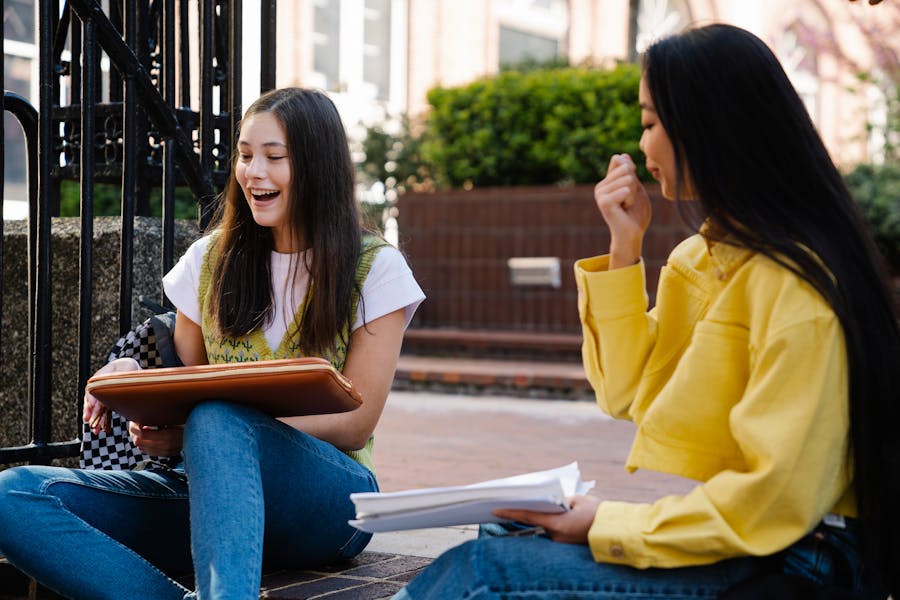 Estudante em início de carreira em ambiente de estudo