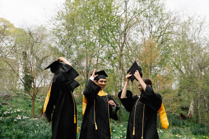 Estudantes com becas comemorando a formatura