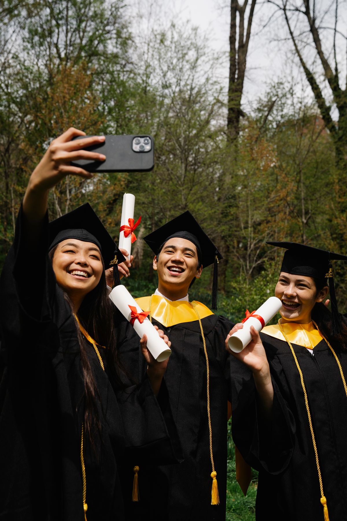 Estudiantes graduados celebrando juntos