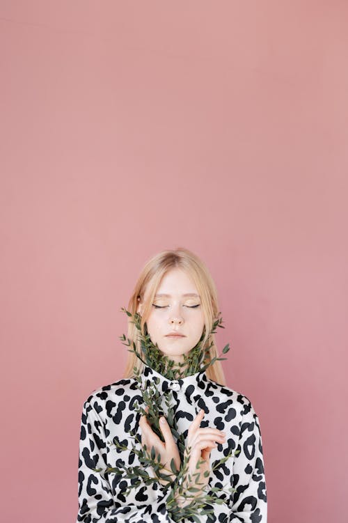 Woman in Long Sleeves Leopard Print Shirt